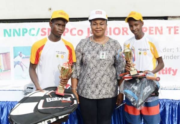L-R: Runner-up of the Boys U-16 category of the 2019 NNPC/SNEPCo Junior Tennis Championship, David Dawariye of Faith Baptist High School, Diobu, Port Harcourt; Deputy Manager, Manpower Planning and Human Resources, National Petroleum Investment Management Services (NAPIMS), Mrs. Ifeyinwa Mojo-Eyes; and the winner, Suleiman Ibrahim of Junior Secondary School, Durumi-II, Abuja, after the finals held at the Lagos Lawn Tennis Club… recently.