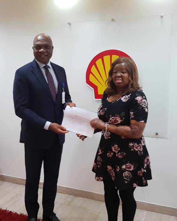 L-R: Managing Director, The Shell Petroleum Development Company of Nigeria Limited and Country Chair, Shell Companies in Nigeria, Osagie Okunbor and Kechi Okwuchi, survivor of the 2005 Sosoliso plane crash during a ‘Thank You’ visit to SPDC. 