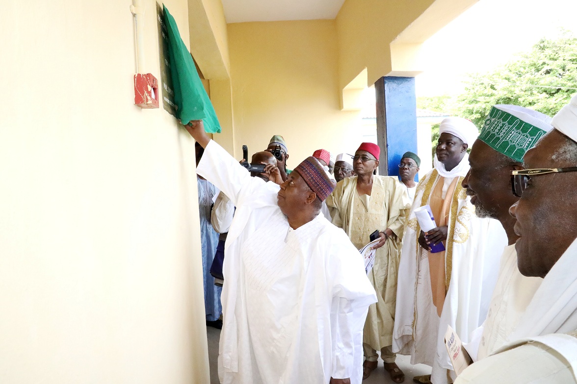  MD/CE, Nigeria Deposit Insurance Corporation (NDIC), Umaru Ibrahim FCIB, mni, unveiling the plaque of a Science Laboratory Block donated to the Zaria Academy by the Corporation, while the Chairman and Proprietor of the school, Dr. Haroun-Rashid Adamu (2nd right) and other dignitaries watch on. 