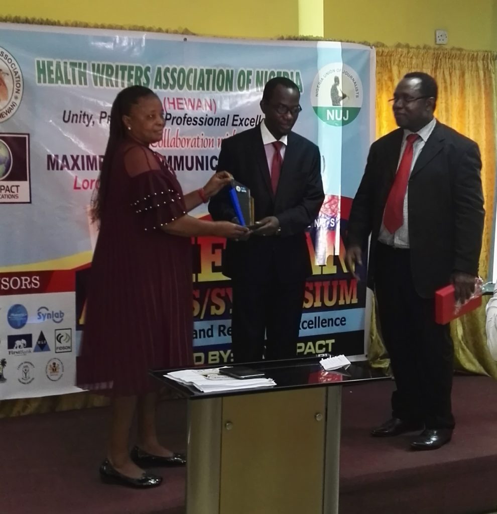 Dr. Osahon Enabulele (middle) receiving award of the Journalists Friendly Doctor of the Decade from HEWAN President (left) Chioma Obinna and Azoma Chike, Chairman, Planning Committee of HEWAN’s 9th Annual Symposium and Awards (right) .