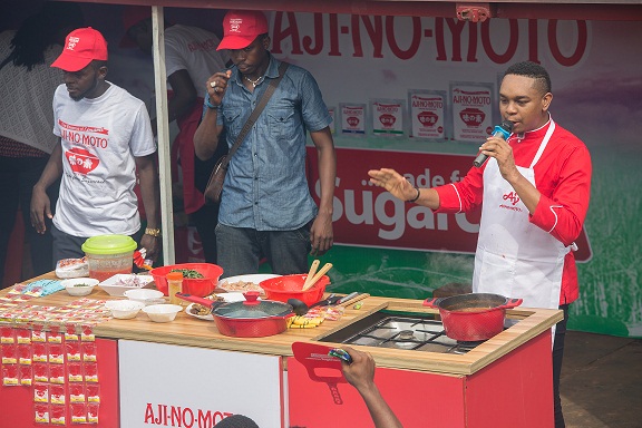 Ajinomoto Brand Influencer, Chef Miyonse Amosu explaining to market sellers the benefit of Ajinomoto during the Ajinomoto Market Activation at Relief Market Onitsha recently. With him are participants of the food tasting exercise. 