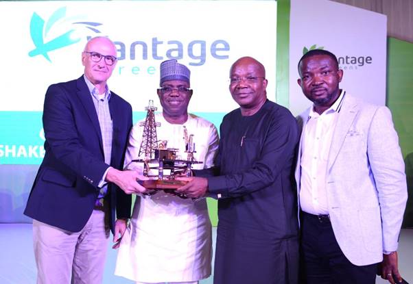 L-R: Deep-water Wells Operations Manager, Shell Nigeria Exploration and Production Company Limited (SNEPCo), Mark Koper; SNEPCo’s Managing Director, Bayo Ojulari; Chairman Julius Berger, Mutiu Sunmonu; and Chief Executive Officer, Vantage Screens Nigeria, Oladipo Adebo at the unveiling of Vantage Screens Nigeria Limited and presentation of recognition award to Shell for its support to local service companies.