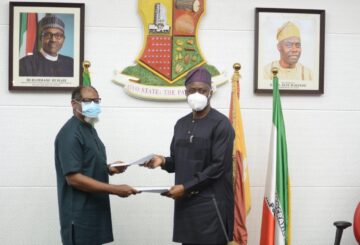 L-R: Managing Director, Shell Nigeria Gas, Mr. Ed Ubong and Oyo State Governor, His Excellency Engineer Seyi Makinde exchanging copies of the signed copy of Memorandum of Understanding…on Wednesday.