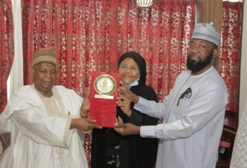 Outgoing MD/CE NDIC Umaru Ibrahim (left) receiving a commemorative plaque from the the President of the Alumni Association of the National Institute (AANI) former Inspector General of Police (rtd) M. D. Abubakar (right) alongside the AANI Vice President Hajiya Aisha Dankani (middle) during a special valedictory luncheon organised by the Alumni Association of the National Institute in honour of the MD/CE NDIC in Abuja.