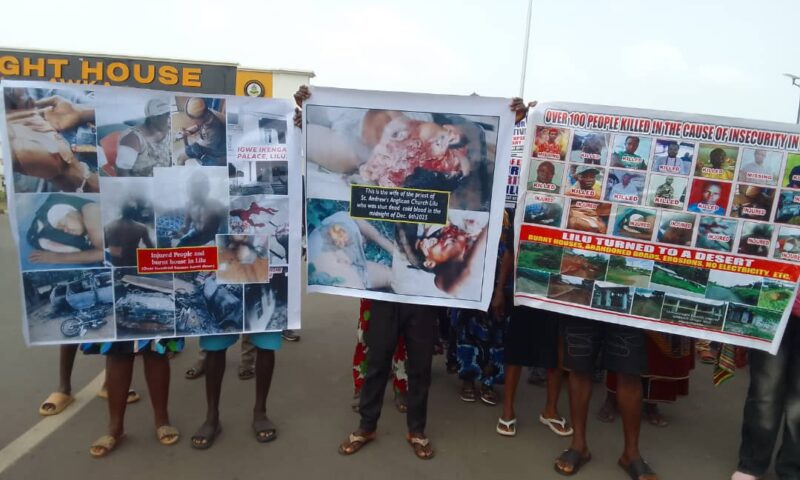 Lilu Residents Protests at Anambra Government House Over killings and Destruction .